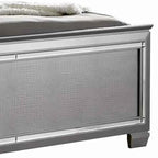 Lit queen-size ou king-size texturé avec des accents de garniture argentée, beige
