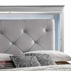 Lit queen-size ou king-size texturé avec des accents de garniture argentée, beige